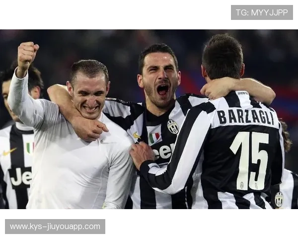 博努奇防守稳固，多次解围奠定胜局：铁壁背后的胜负转折