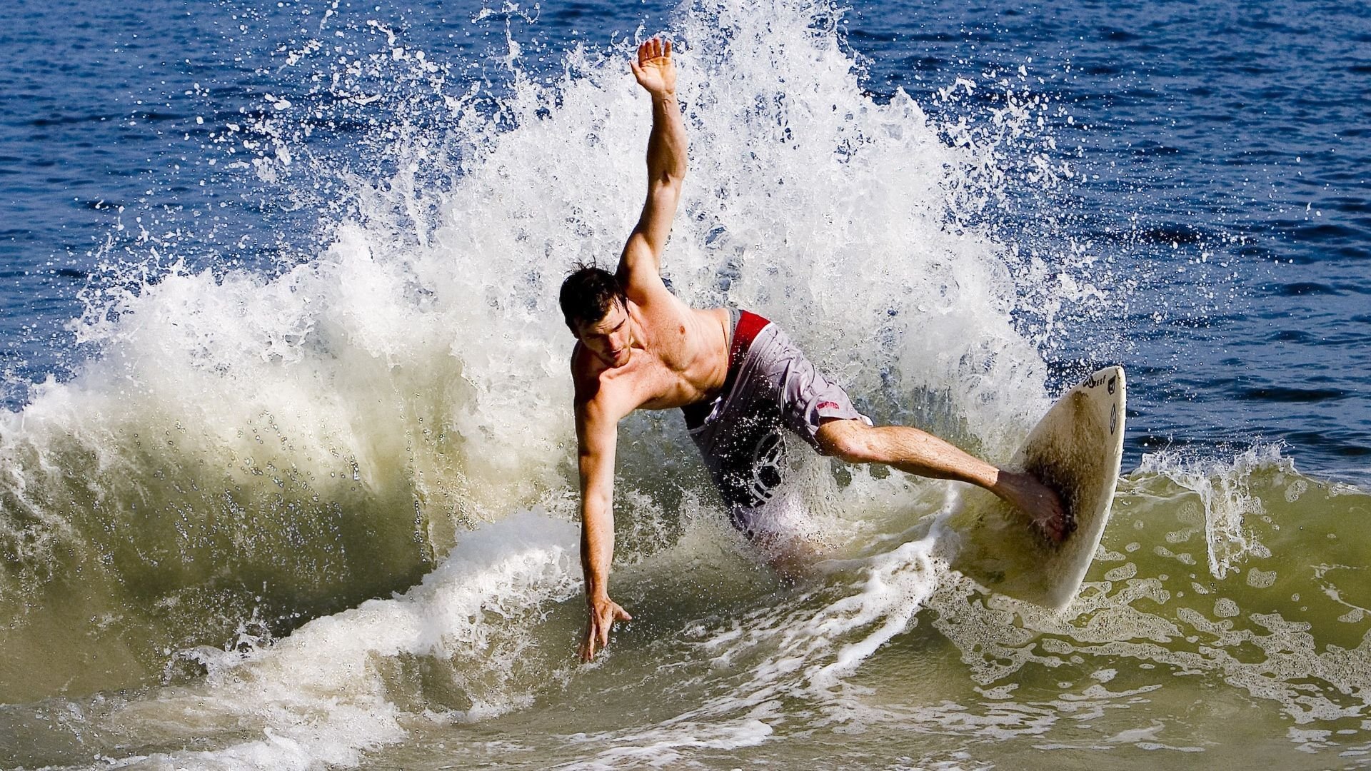 蛙泳划频对比揭示速度差距,蛙泳划手频率多少秒